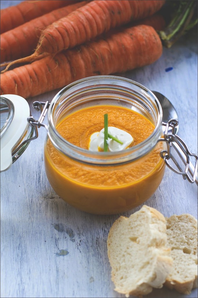 Vegetarische Möhrensuppe / Karottensuppe mit gerösteten Möhren, Karottensaft und Ingwer Vegetarische Möhrensuppe / Karottensuppe, serviert mit griechischem Joghurt und Schnittlauchröllchen im Bügeglas