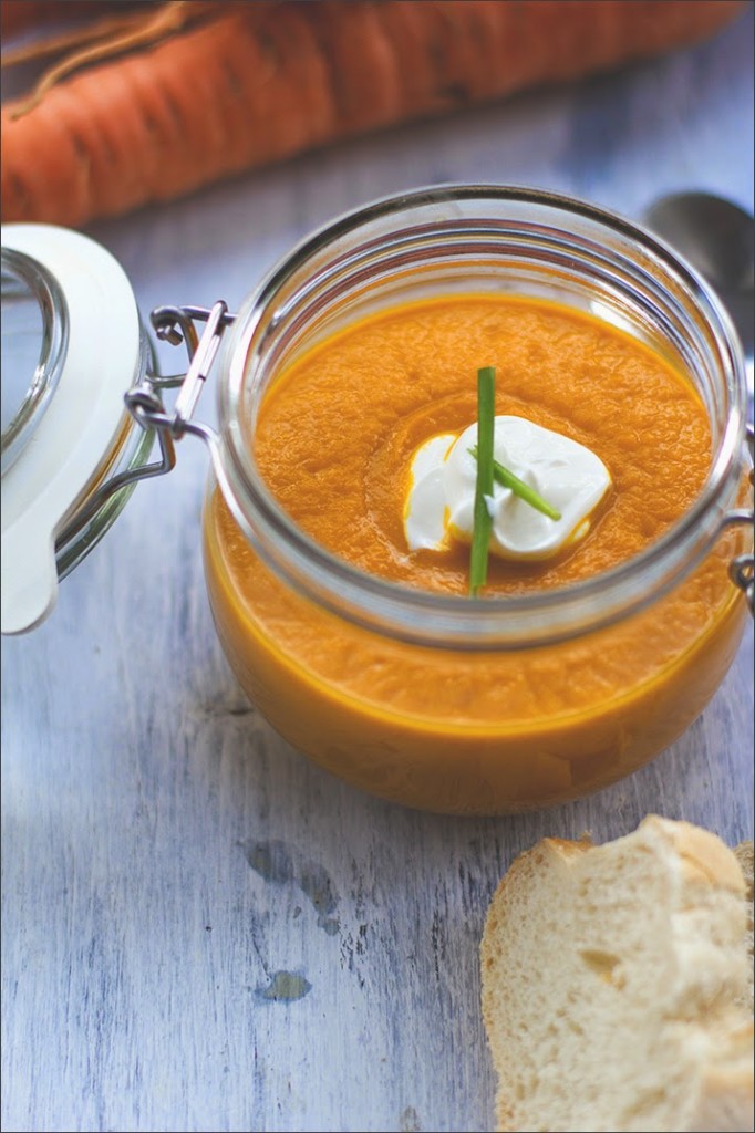 Vegetarische Möhrensuppe / Karottensuppe mit gerösteten Möhren, Karottensaft und Ingwer Vegetarische Möhrensuppe / Karottensuppe, serviert mit griechischem Joghurt und Schnittlauchröllchen im Bügeglas