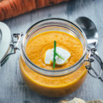 Rezept für vegetarische Möhrensuppe mit ofengerösteten Möhren, Karottensaft und Ingwer | wärmende Herbstküche | moeyskitchen.com #rezepte #foodblogger #möhrensuppe #karottensuppe #suppe #möhren #karotten #vegetarisch #vegan #veggie