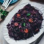 Herzhafter Rotkohlsalat mit würziger Chorizo. Die etwas andere festliche Vorspeise im Winter. Schmeckt sowohl lauwarm als auch kalt und passt perfekt zu Weihnachten und Silvester. Grünkohl mit Mettwürstchen war gestern! | moeyskitchen.com