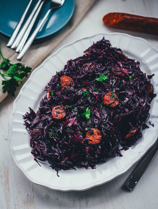 Herzhafter Rotkohlsalat mit würziger Chorizo. Die etwas andere festliche Vorspeise im Winter. Schmeckt sowohl lauwarm als auch kalt und passt perfekt zu Weihnachten und Silvester. Grünkohl mit Mettwürstchen war gestern! | moeyskitchen.com