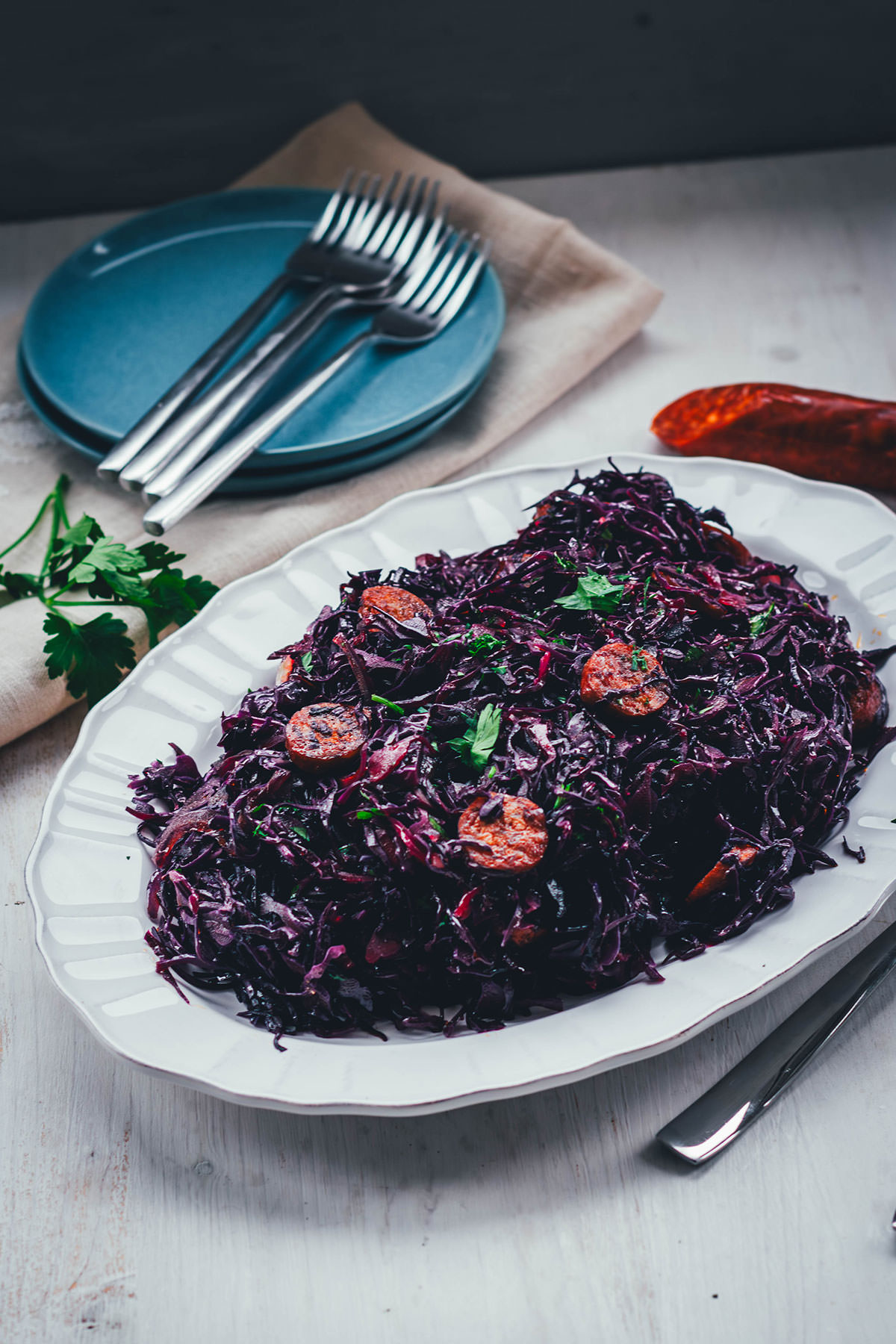 Herzhafter Rotkohlsalat mit würziger Chorizo. Die etwas andere festliche Vorspeise im Winter. Schmeckt sowohl lauwarm als auch kalt und passt perfekt zu Weihnachten und Silvester. Grünkohl mit Mettwürstchen war gestern! | moeyskitchen.com