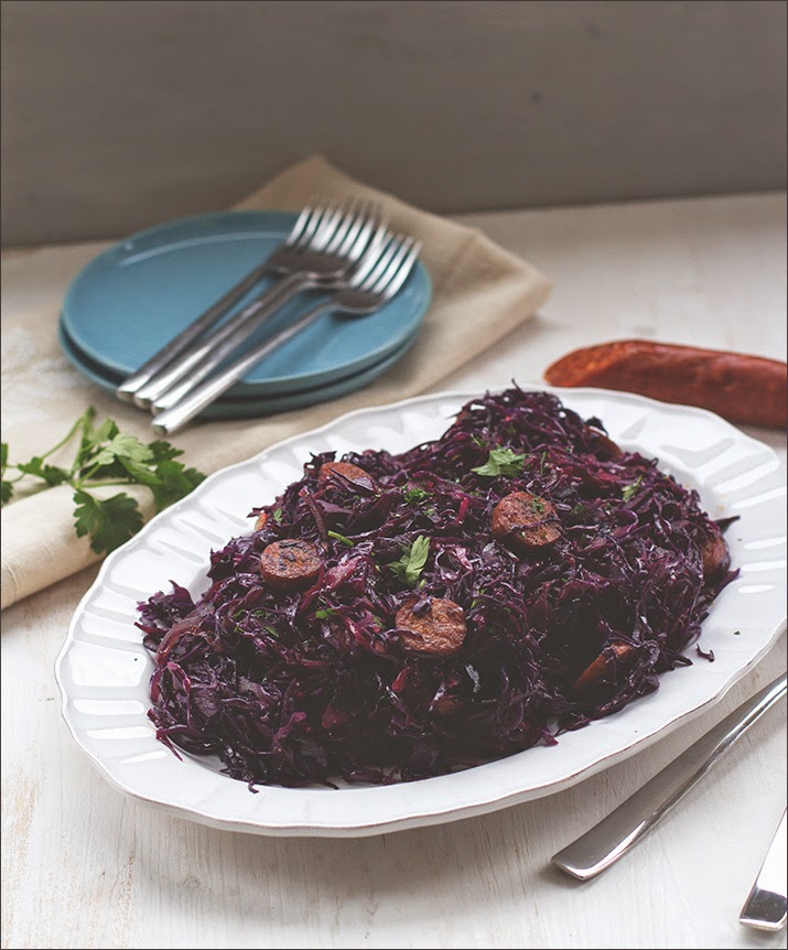 Rotkohl als Salat mit gebratener Chorizo als Winteressen oder Teil des Weihnachtsmenüs Frischer Rotkohlsalat mit Chorizo auf einer Servierplatte - nicht nur eine tolle Vorpseise fürs Weihnachtsmenü
