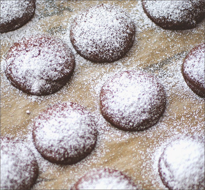 Schoko-Espresso-Knusperkekse auf dem Backblech