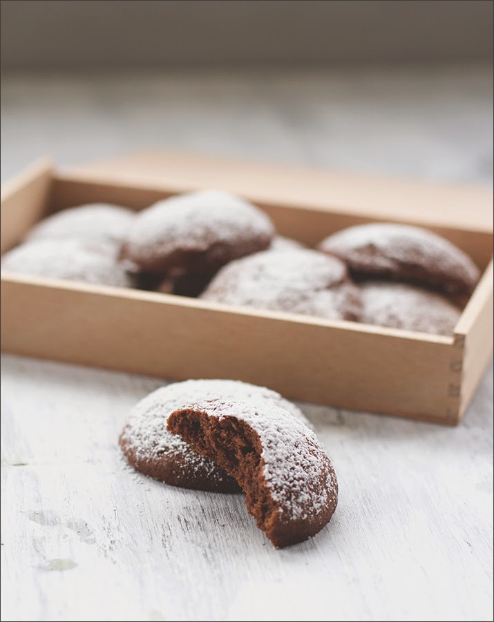 Schoko-Espresso-Knusperkekse in einer Holzkiste