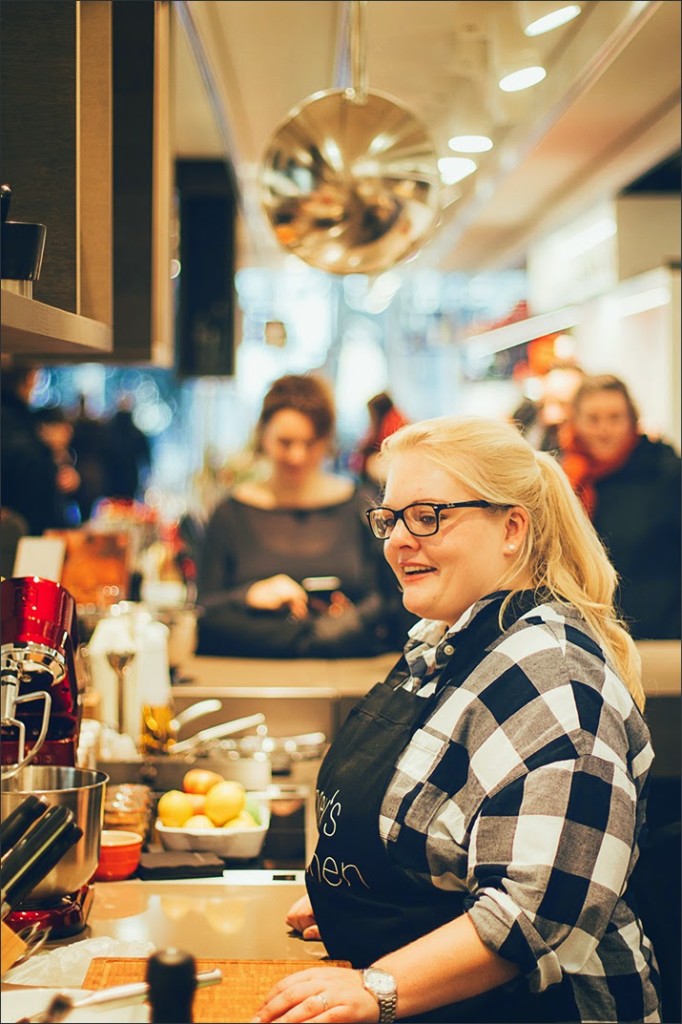 Maja von moey's kitchen kocht am verkaufsoffenen Sonntag im Zwilling Flagship Store in Düsseldorf