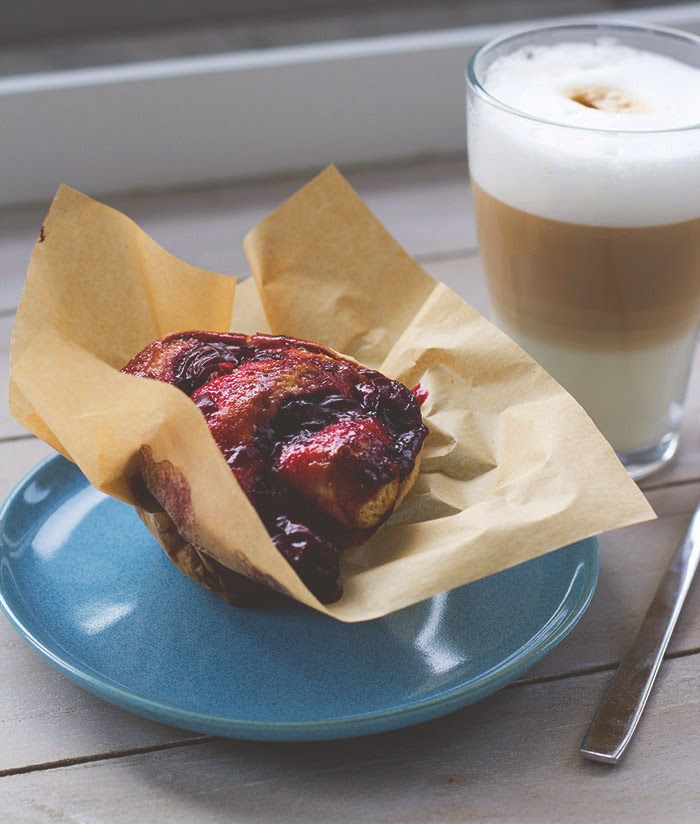 Kirsch-Scones-Schnecke, serviert mit frisch gebrühtem Latte Macchiato