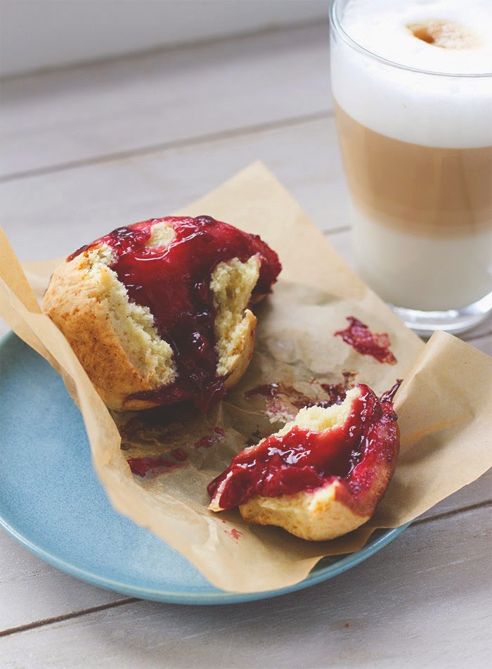 Saftige Scones-Schnecke mit Kirschfüllung, frisch serviert