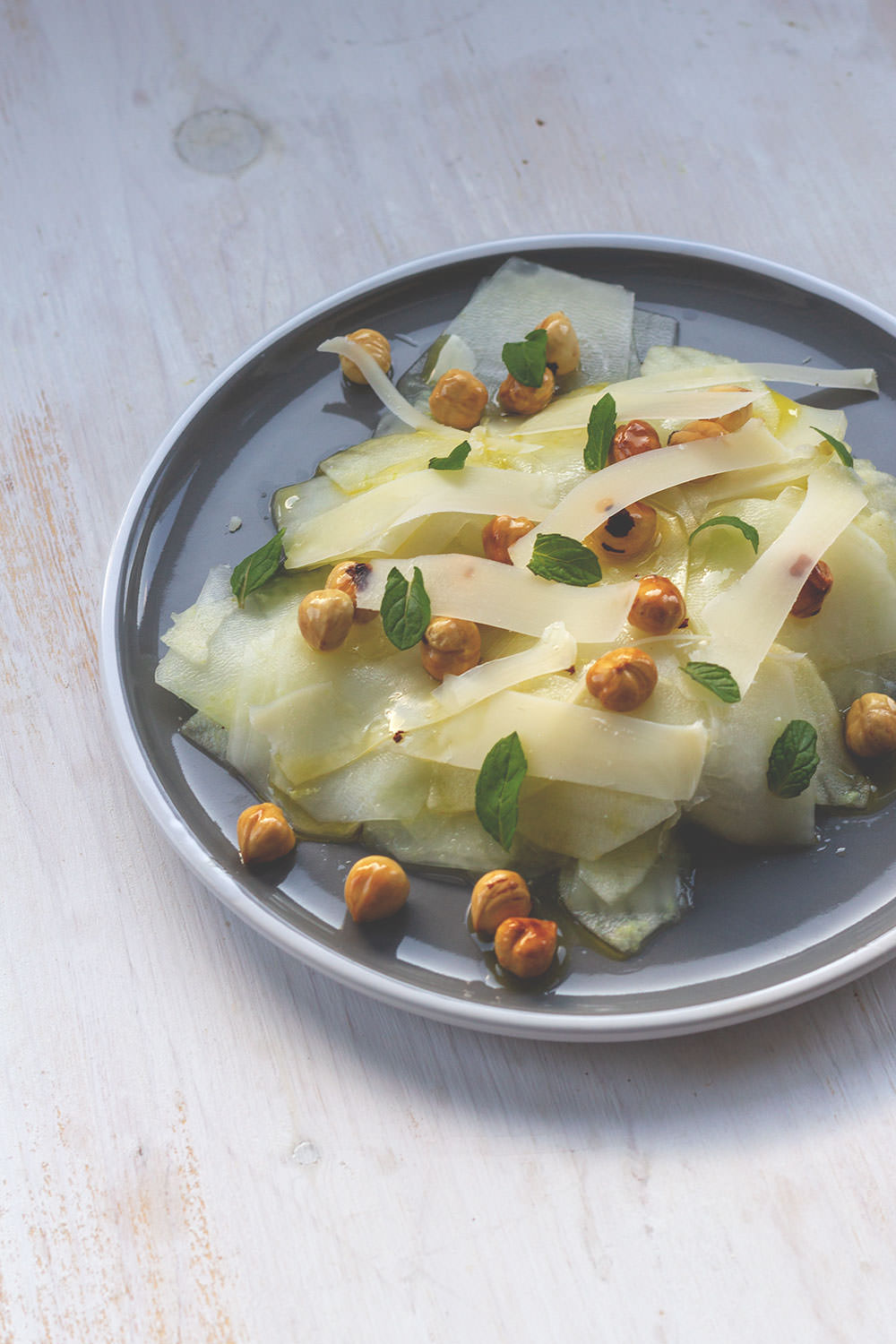 Rezept für Kohlrabi-Apfel-Salat mit gerösteten Haselnüssen, frischer Minze und Parmesan | moeyskitchen.com