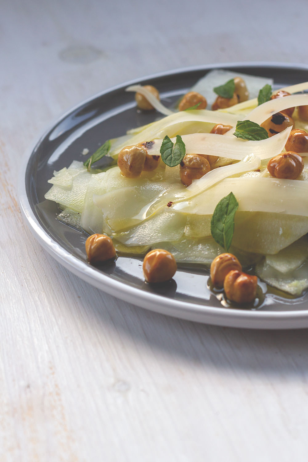 Rezept für Kohlrabi-Apfel-Salat mit gerösteten Haselnüssen, frischer Minze und Parmesan | moeyskitchen.com