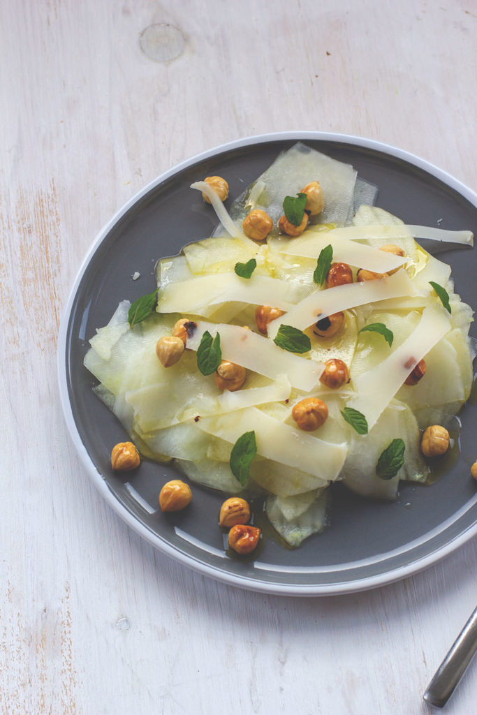 Kohlrabi-Apfel-Salat mit gerösteten Haselnüssen, Minze und Parmesan ...