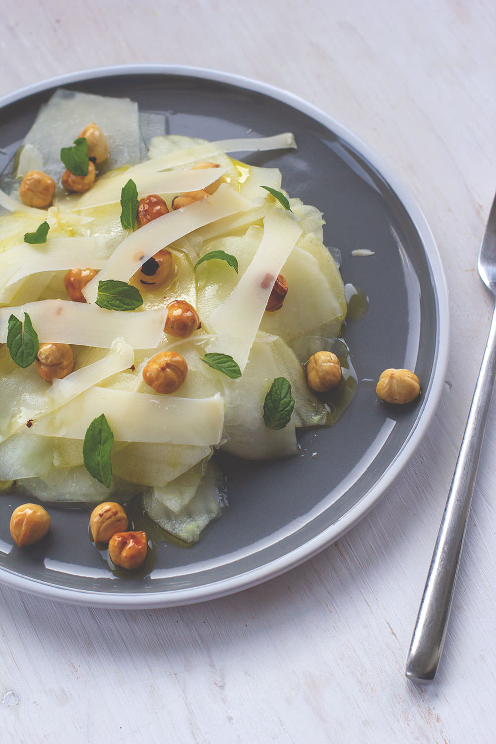 Rezept für Kohlrabi-Apfel-Salat mit gerösteten Haselnüssen, frischer Minze und Parmesan | moeyskitchen.com