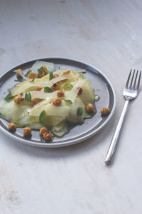 Rezept für Kohlrabi-Apfel-Salat mit gerösteten Haselnüssen, frischer Minze und Parmesan | moeyskitchen.com