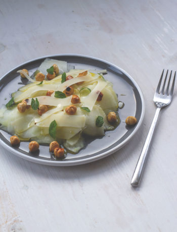 Rezept für Kohlrabi-Apfel-Salat mit gerösteten Haselnüssen, frischer Minze und Parmesan | moeyskitchen.com