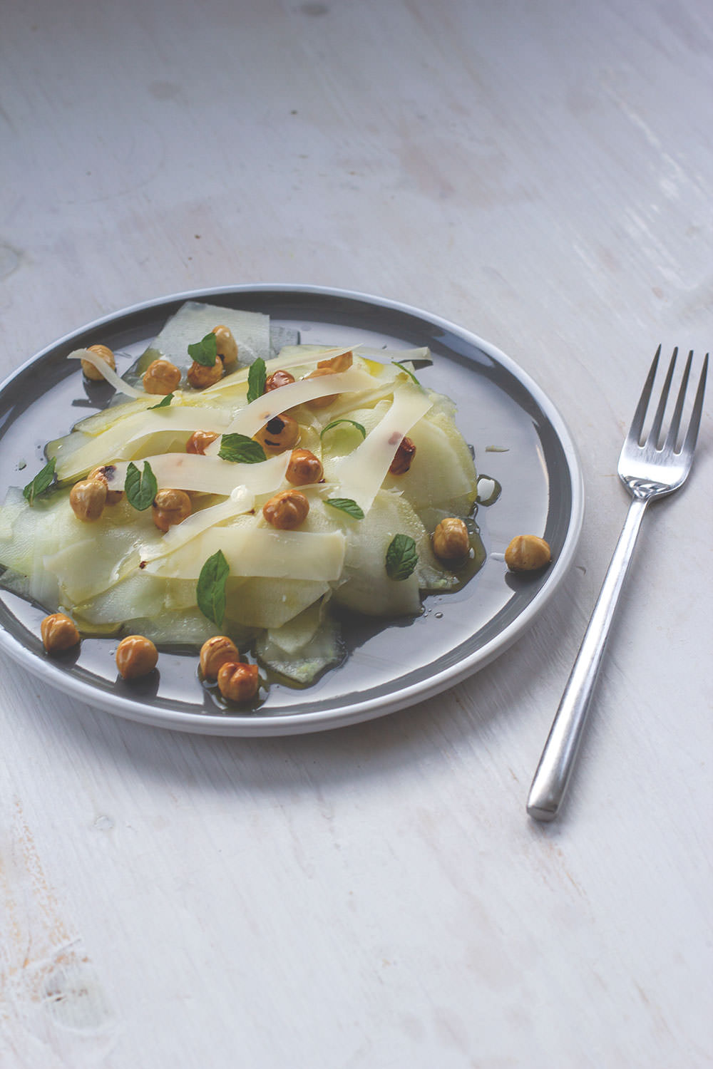 Kohlrabi-Apfel-Salat mit gerösteten Haselnüssen, Minze und Parmesan ...