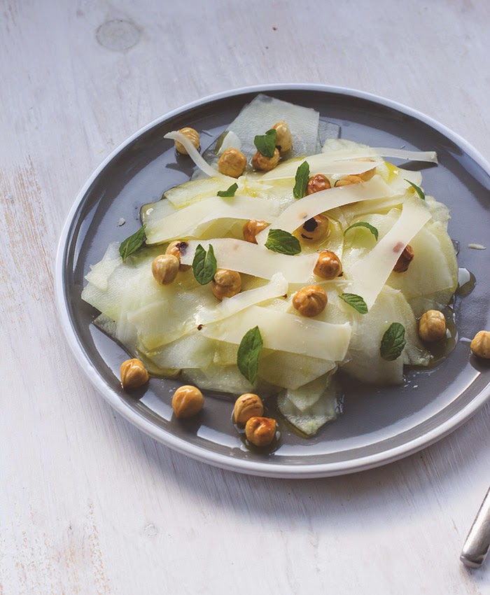 Kohlrabi-Apfel-Salat mit gerösteten Haselnüssen, Minze und Parmesan ...