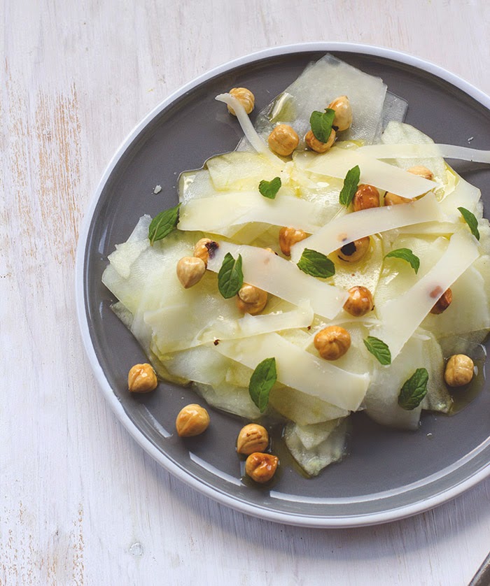 Kohlrabi-Apfel-Salat mit gerösteten Haselnüssen, Minze und Parmesan ...