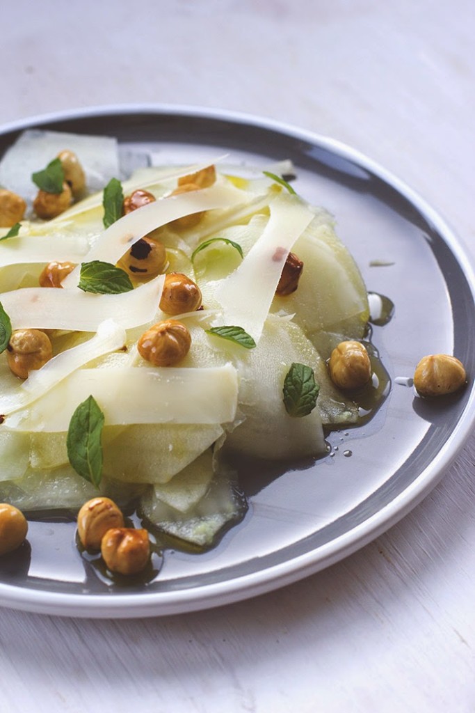 Kohlrabisalat mit Äpfeln, Haselnüssen und Minze Kohlrabisalat mit Äpfeln, Haselnüssen und Minze