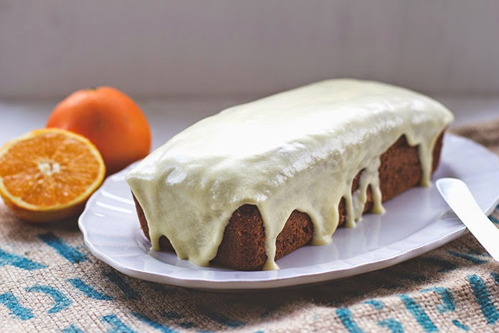 saftiger Orangenkuchen mit Orangenglasur auf einer Servierplatte