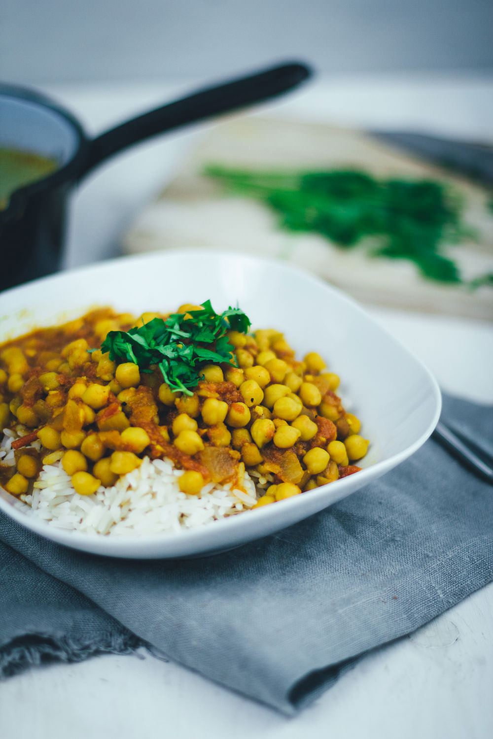 Rezept für veganes Kichererbsen-Curry mit Tomaten und Koriander | moeyskitchen.com #curry #kichererbsencurry #kichererbsen #eintopf #vegan #rezepte #foodblogger