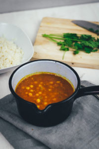Rezept für veganes Kichererbsen-Curry mit Tomaten und Koriander | moeyskitchen.com #curry #kichererbsencurry #kichererbsen #eintopf #vegan #rezepte #foodblogger
