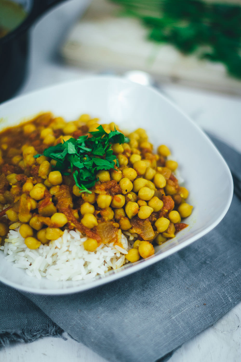 Rezept für veganes Kichererbsen-Curry mit Tomaten und Koriander | moeyskitchen.com #curry #kichererbsencurry #kichererbsen #eintopf #vegan #rezepte #foodblogger
