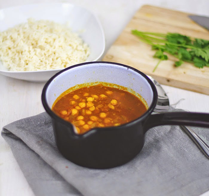 Hülsenfrüchte-Curry aus der Mädchenküche: veganes Kichererbsen-Curry mit Tomaten und Koriander ein Topf frisch gekochtes Kichererbsen-Curry