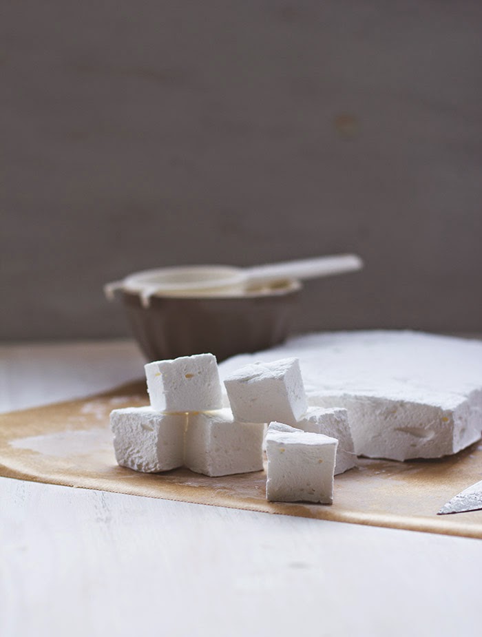 Rezept für selbst gemachte Marshmallows / Mäusespeck / Schaumzucker mit DIY Anleitung frische, homemade Marshmallows auf Backpapier