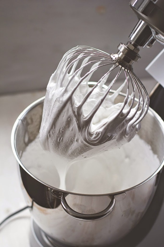 Rezept für selbst gemachte Marshmallows / Mäusespeck / Schaumzucker mit DIY Anleitung die fertige Marshmallowmasse ist etwas ausgekühlt, glatt und immer noch streichfäig