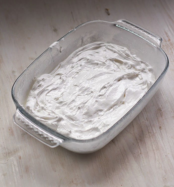 Rezept für selbst gemachte Marshmallows / Mäusespeck / Schaumzucker mit DIY Anleitung die Marshmallowmasse wird in die vorbereitete Form gegossen und glatt gestrichen
