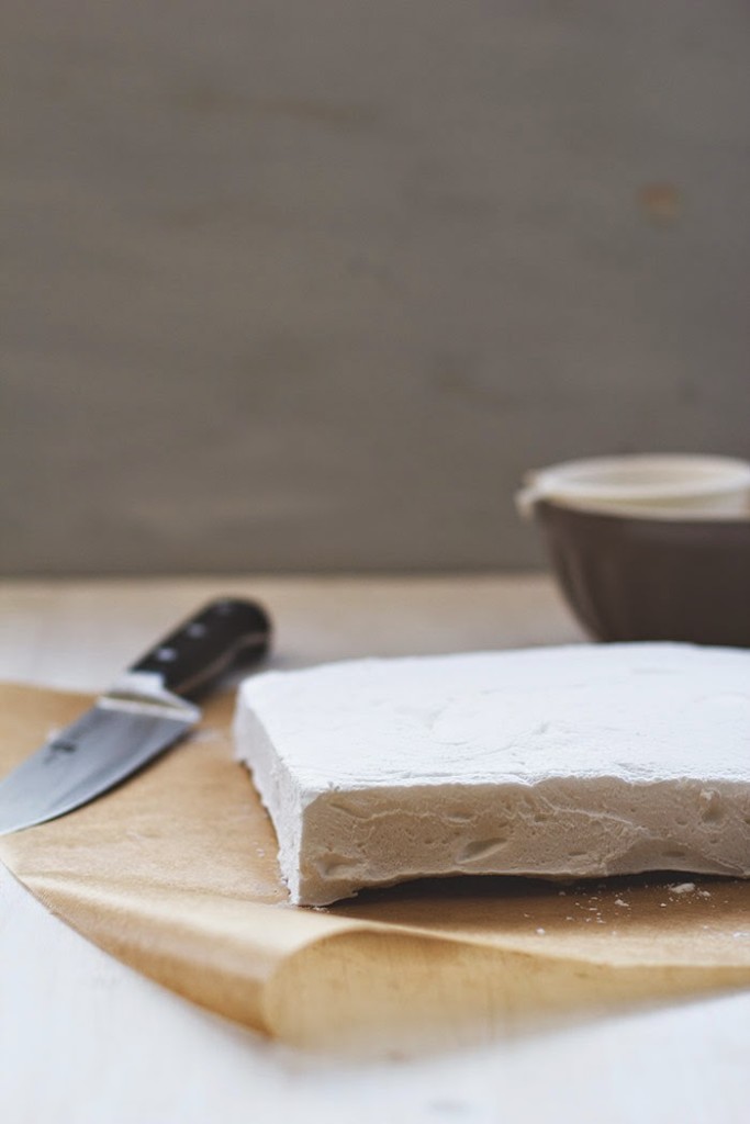 Rezept für selbst gemachte Marshmallows / Mäusespeck / Schaumzucker mit DIY Anleitung die ausgekühlte Marshmallowmasse ist fest angezogen und wird auf ein Schneidebrett gestürzt