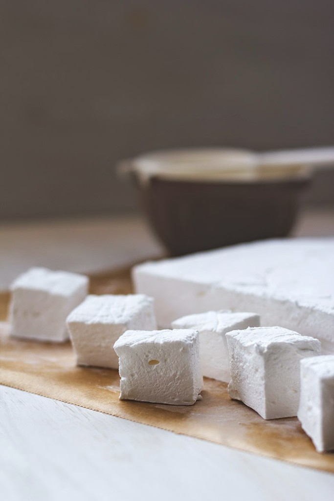 Rezept für selbst gemachte Marshmallows / Mäusespeck / Schaumzucker mit DIY Anleitung die ausgehärtete Marshmallowmasse wird nun in Würfel geschnitten