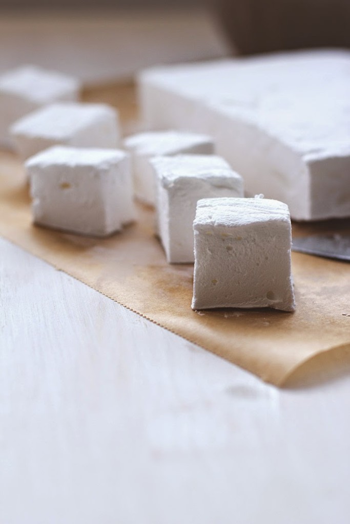 Rezept für selbst gemachte Marshmallows / Mäusespeck / Schaumzucker mit DIY Anleitung fertige, selbst gemachte Marshmallows in Würfeln