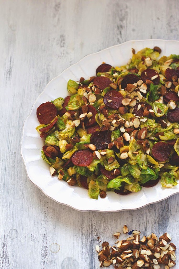 Rezept für Rosenkohlsalat mit knuspriger Chorizo und gerösteten Mandeln ein Teller Rosenkohlsalat mit Chorizo und Mandeln
