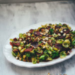 Rezept für lauwarmen Rosenkohlsalat mit knuspriger Chorizo und gerösteten Mandeln | moeyskitchen.com #rosenkohl #rosenkohlsalat #salat #wintersalat #chorizo #mandeln #foodblogger #rezepte
