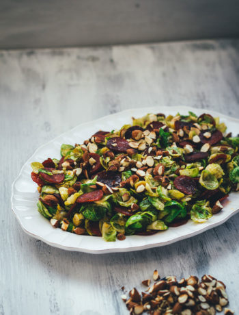 Rezept für lauwarmen Rosenkohlsalat mit knuspriger Chorizo und gerösteten Mandeln | moeyskitchen.com #rosenkohl #rosenkohlsalat #salat #wintersalat #chorizo #mandeln #foodblogger #rezepte