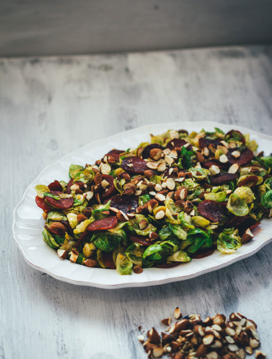 Rezept für lauwarmen Rosenkohlsalat mit knuspriger Chorizo und gerösteten Mandeln | moeyskitchen.com #rosenkohl #rosenkohlsalat #salat #wintersalat #chorizo #mandeln #foodblogger #rezepte