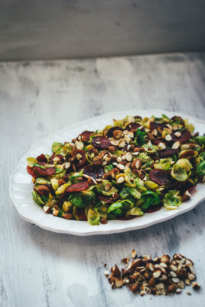 Lauwarmer Rosenkohlsalat mit knuspriger Chorizo und gerösteten Mandeln
