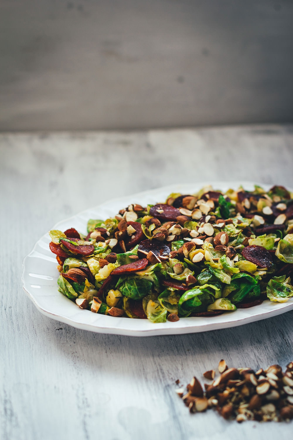 Lauwarmer Rosenkohlsalat mit knuspriger Chorizo und gerösteten Mandeln