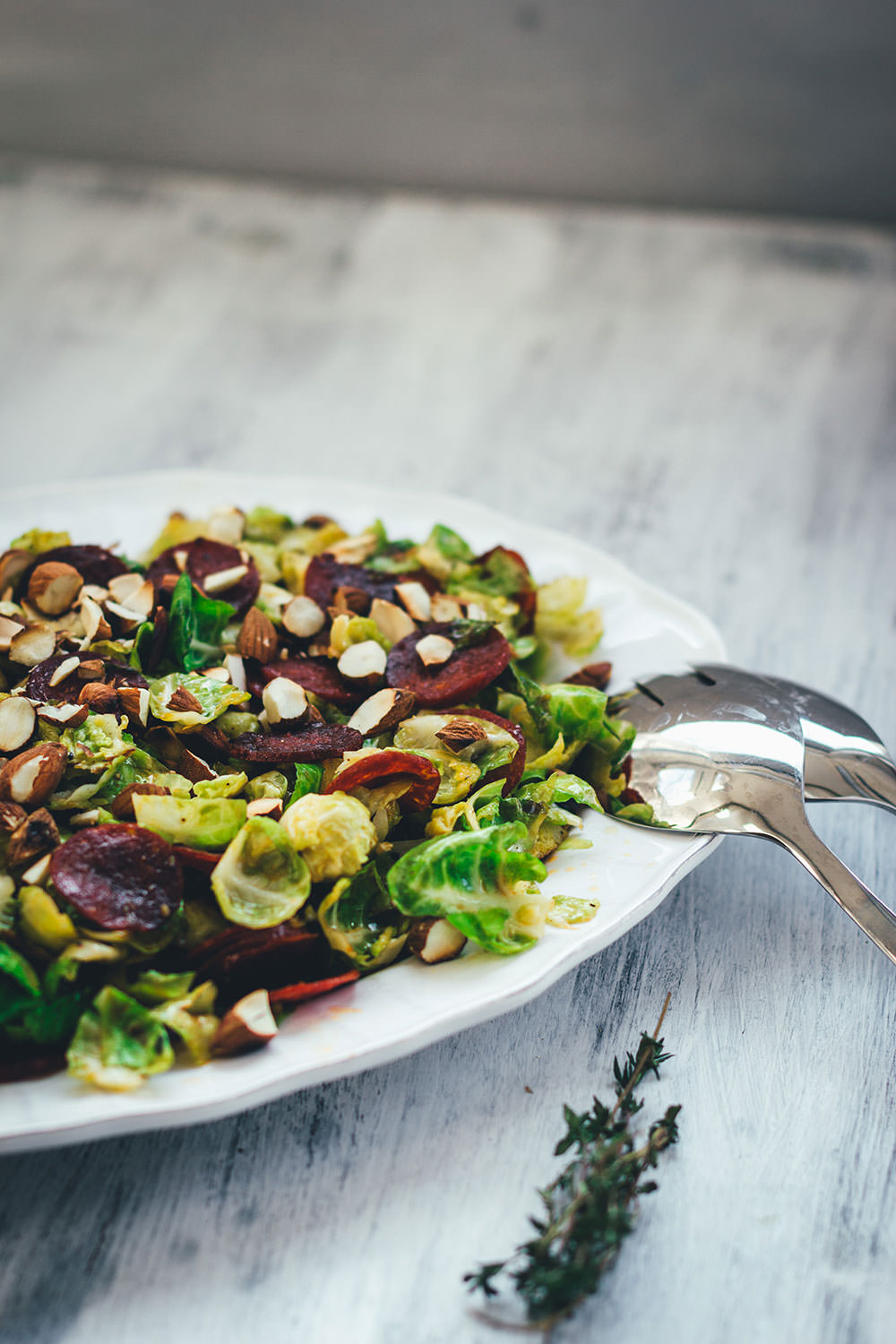 Lauwarmer Rosenkohlsalat mit knuspriger Chorizo und gerösteten Mandeln