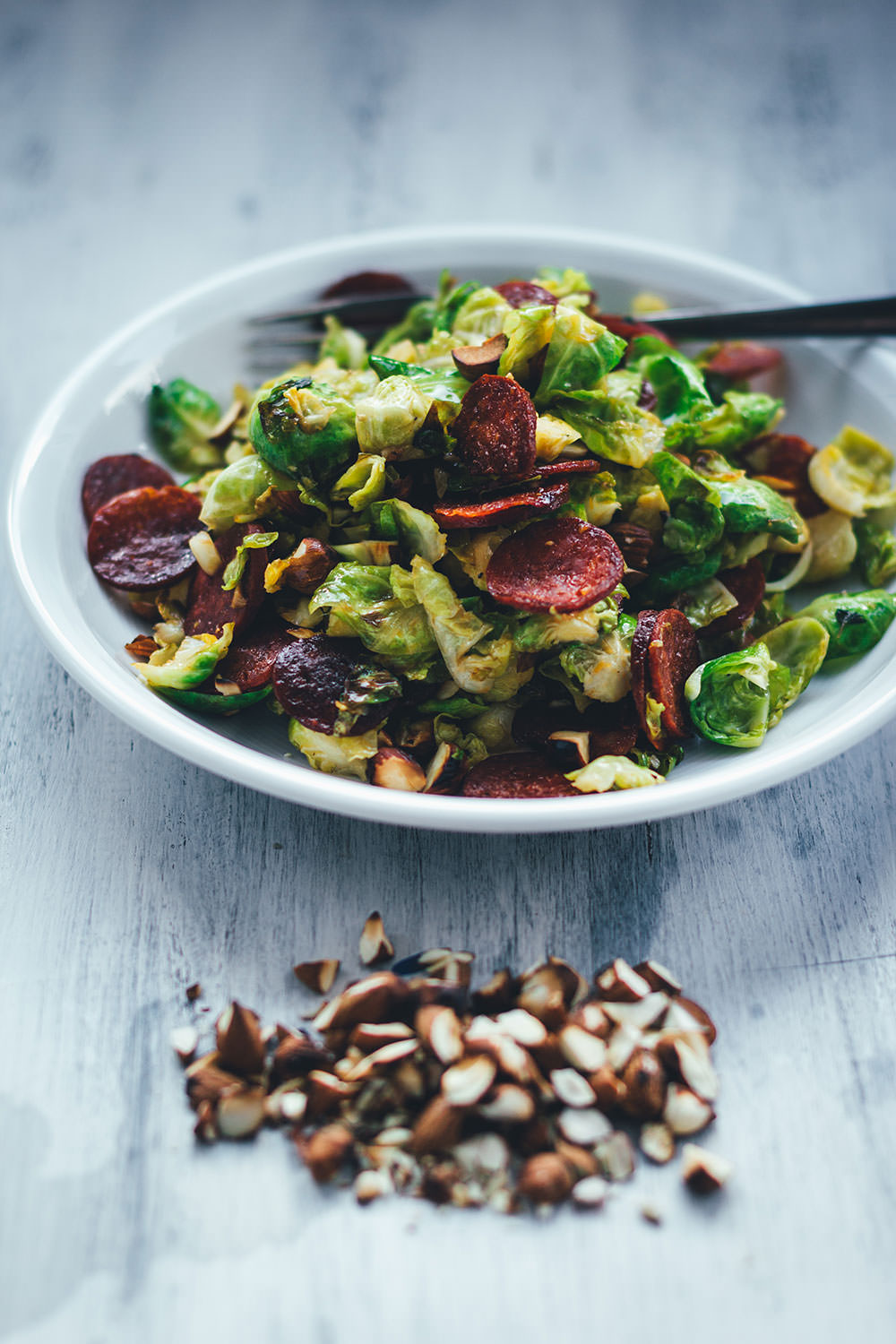 Rezept für lauwarmen Rosenkohlsalat mit knuspriger Chorizo und gerösteten Mandeln | moeyskitchen.com #rosenkohl #rosenkohlsalat #salat #wintersalat #chorizo #mandeln #foodblogger #rezepte 