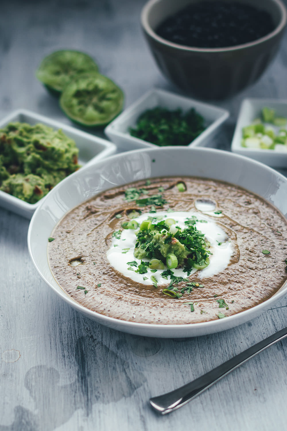 Rezept für vegetarische schwarze Bohnensuppe mit Guacamole, saurer Sahne, Limette und Koriander | moeyskitchen.com #rezepte #foodblogger #suppe #bohnen #schwarzebohnen #guacamole #vegetarischerezepte #vegetarischkochen #veggie