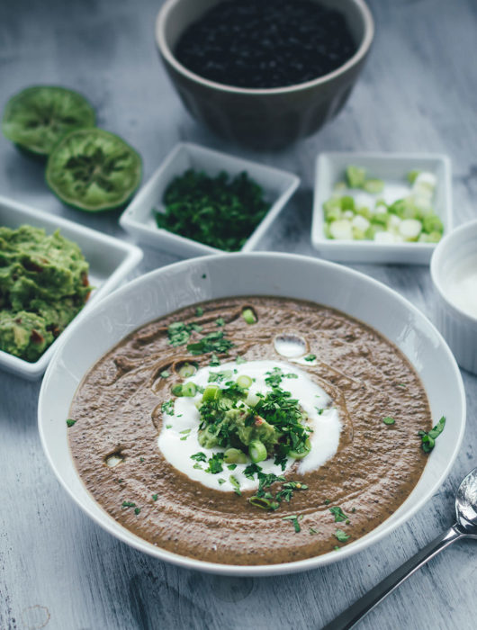 Rezept für vegetarische schwarze Bohnensuppe mit Guacamole, saurer Sahne, Limette und Koriander | moeyskitchen.com #rezepte #foodblogger #suppe #bohnen #schwarzebohnen #guacamole #vegetarischerezepte #vegetarischkochen #veggie