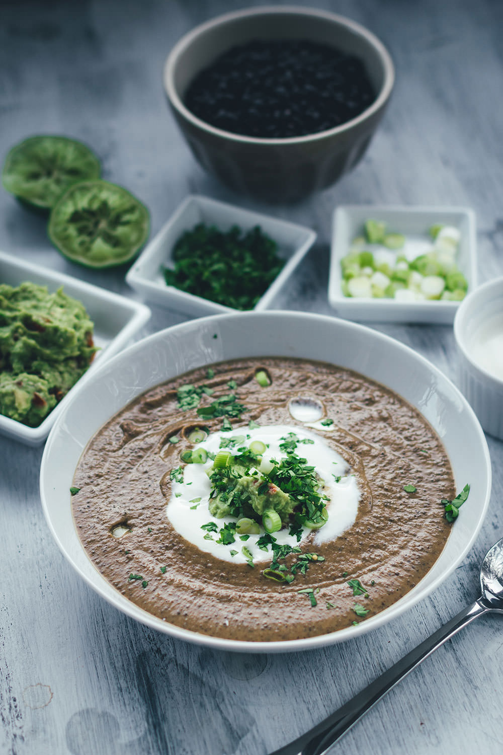 Schwarze Bohnensuppe Mit Saurer Sahne Und Guacamole Moey S Kitchen Foodblog