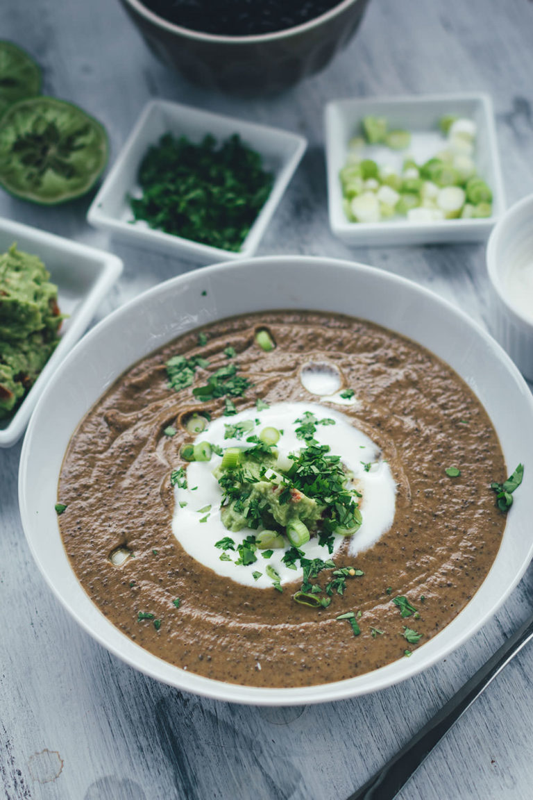 Schwarze Bohnensuppe mit saurer Sahne und Guacamole - moey&amp;#39;s kitchen ...