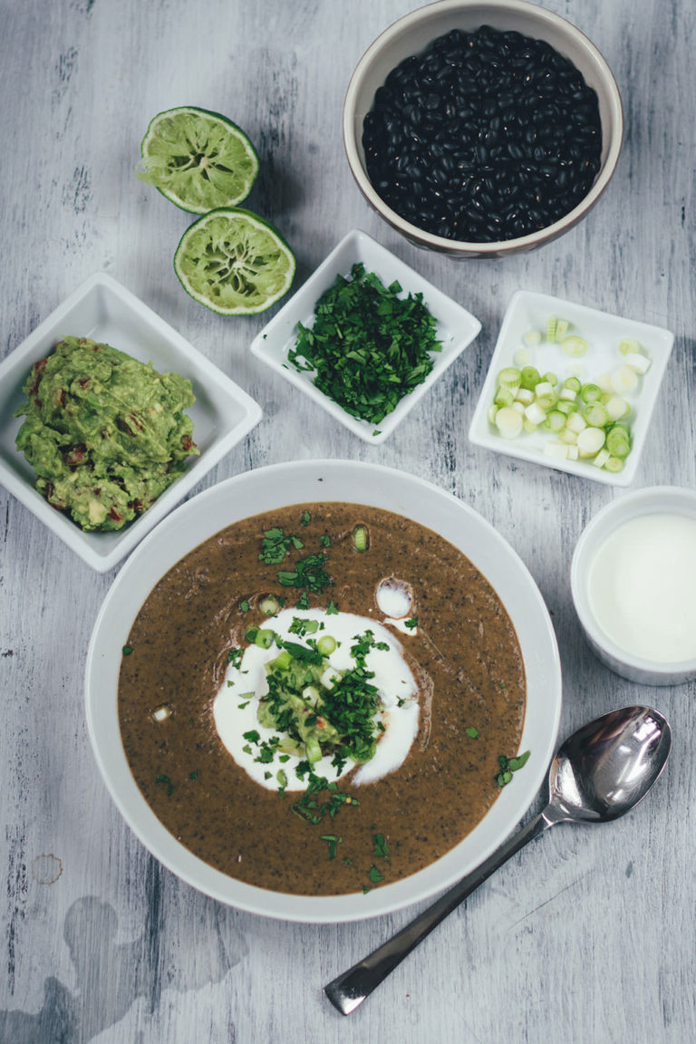 Schwarze Bohnensuppe mit saurer Sahne und Guacamole - moey&amp;#39;s kitchen ...