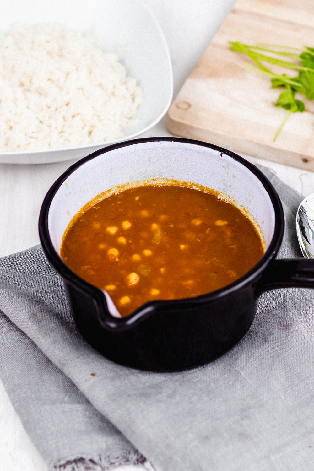 Rezept für veganes Kichererbsen-Curry. Indisches Curry, das man auch als Chana Masala kennt. Das Curry ist ohne Ersatzprodukte immer schon vegan und kommt ohne Kokos aus | moeyskitchen.com