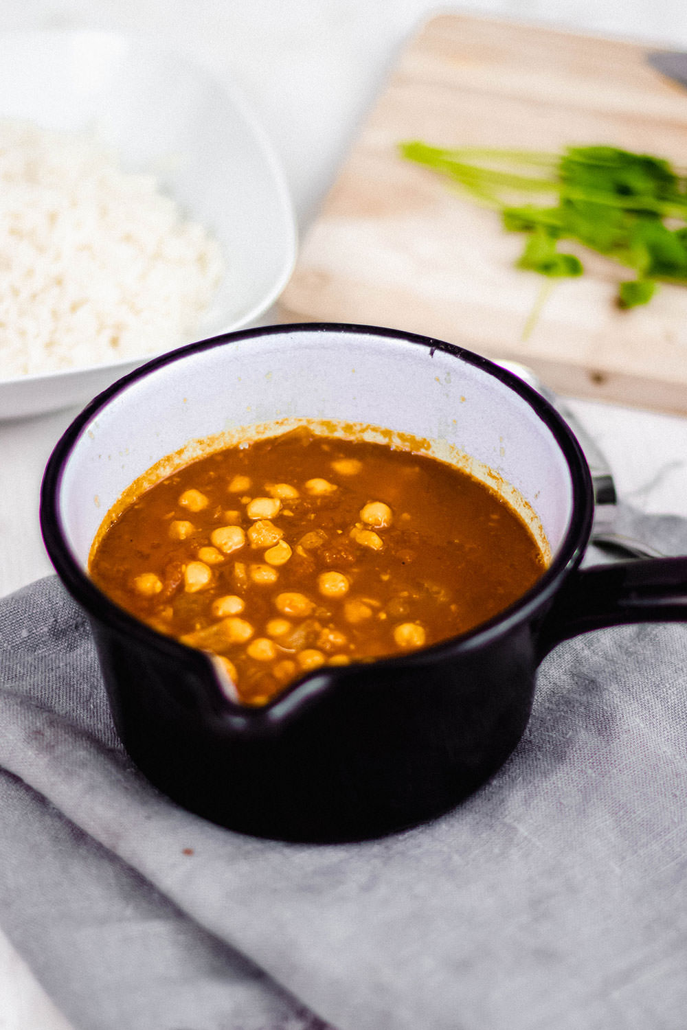 Rezept für veganes Kichererbsen-Curry. Indisches Curry, das man auch als Chana Masala kennt. Das Curry ist ohne Ersatzprodukte immer schon vegan und kommt ohne Kokos aus | moeyskitchen.com