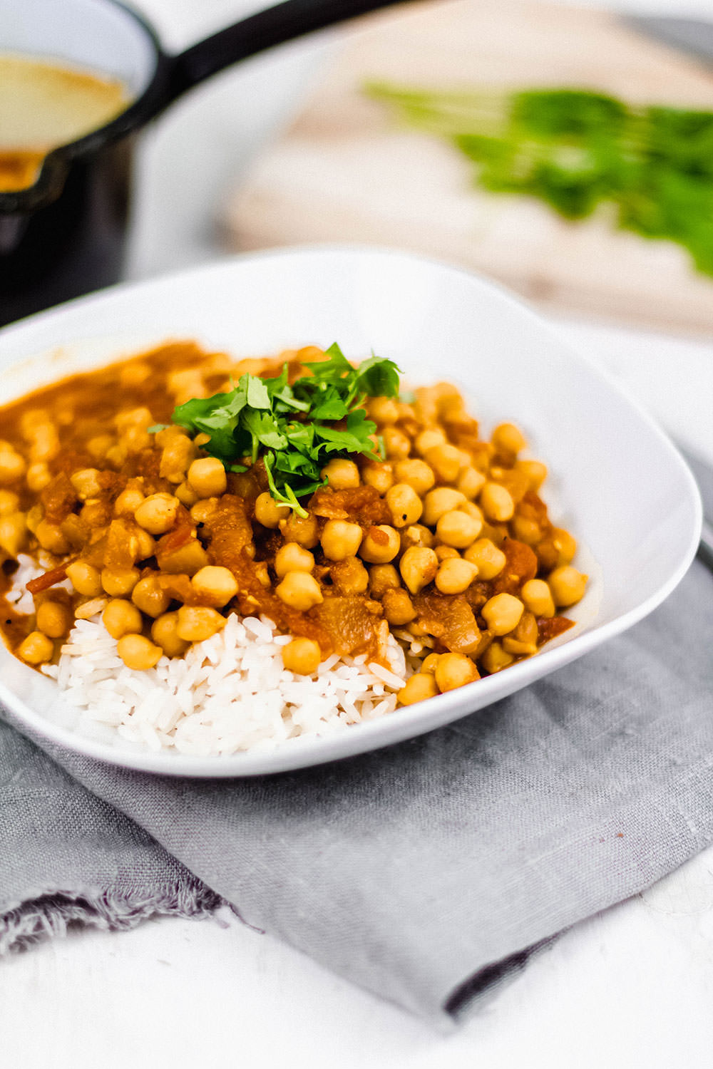 Rezept für veganes Kichererbsen-Curry. Indisches Curry, das man auch als Chana Masala kennt. Das Curry ist ohne Ersatzprodukte immer schon vegan und kommt ohne Kokos aus | moeyskitchen.com