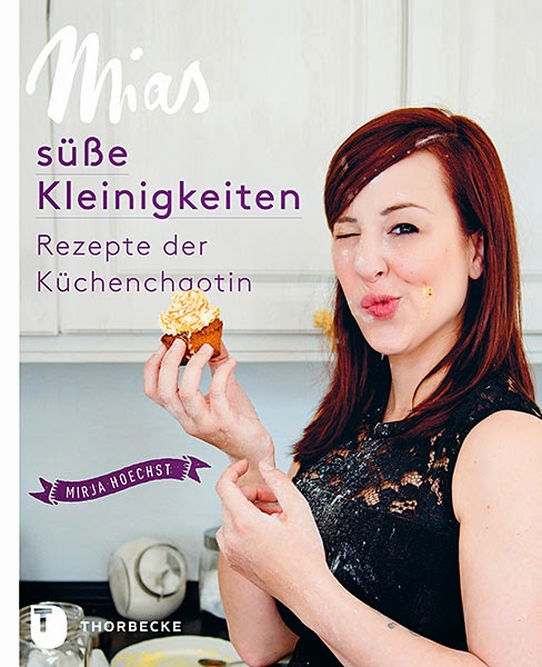 Buchcover: Mirja Hoechst - Mias süße Kleinigkeiten - Die besten Rezepte der Küchenchaotin, erschienen im Jan Thorbecke Verlag Buchcover: Mirja Hoechst - Mias süße Kleinigkeiten - Die besten Rezepte der Küchenchaotin, erschienen im Jan Thorbecke Verlag